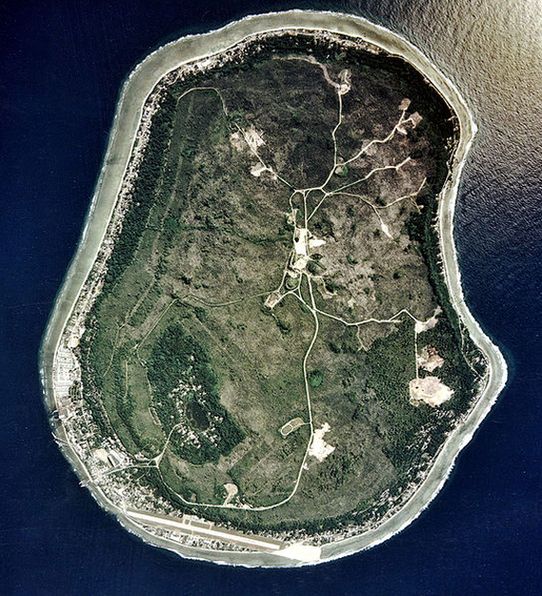 Спутниковый снимок острова Науру, сделанный в 2002 году. Растительный покров восстановлен на 63 % территории отработанных фосфоритных карьеров