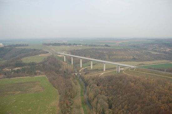 Виадук Жольни TGV-Эст. Высота — 50 м, длина — 480 м.