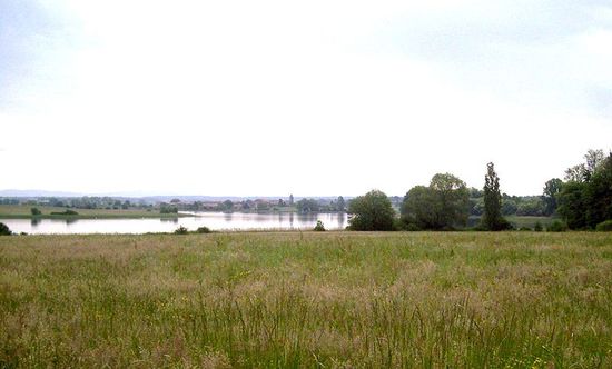 Вид на озеро Лендр и деревню Таркемполь со стороны коммуны.