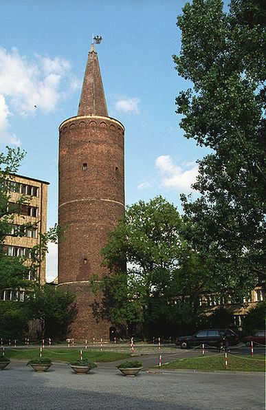 «Стражница» (ок. 1300) — башня династии Пяст в историческом центре города Ополе