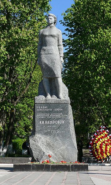 Памятник Клавдии Назаровой
