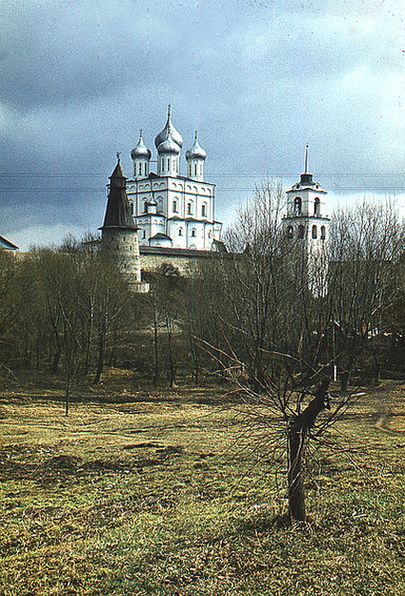 Вид через Пскову: Стена Крома, Свято-Троицкий кафедральный собор и колокольня (фото 1972)