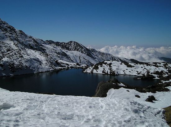 Замершее озеро Госайкунда над Дхунче