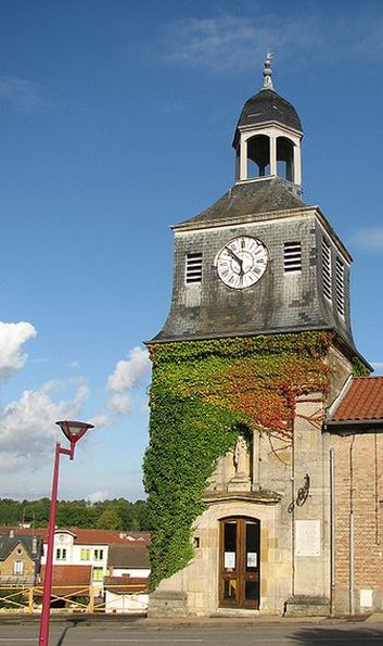 Башня с часами и памятной доской о Людовике XVI