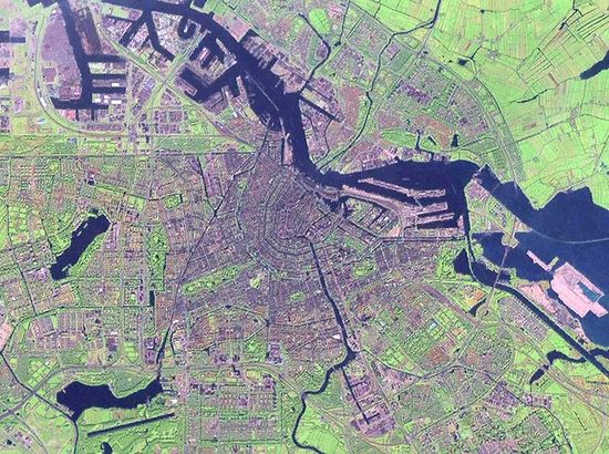 Вид на Амстердам со спутника