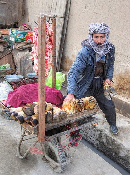 Продавец мяса коз на улицах Кабула.