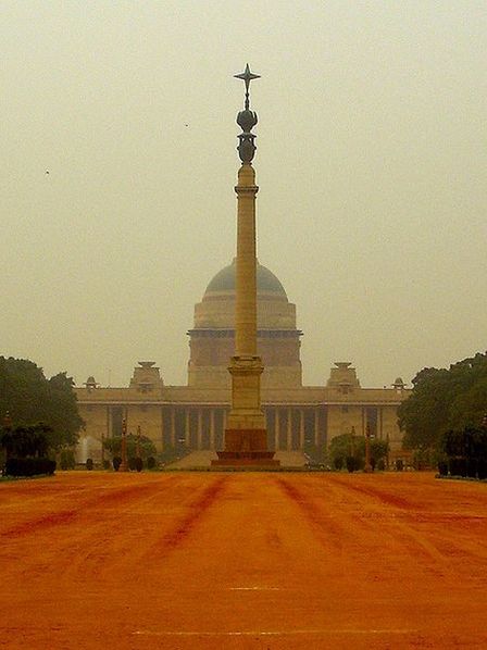 Официальная резиденция главы государства в лаченсовской части Дели