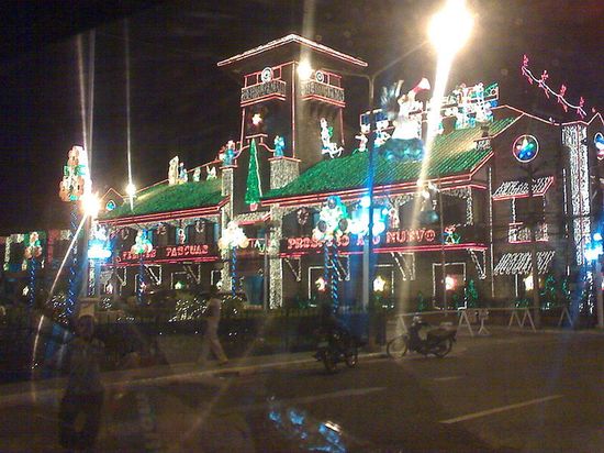 Замбоанга-Сити-холл во время празднования Рождества.