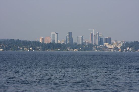 Вид на Белвью с западного берега озера Вашингтон. Июль 2008 года