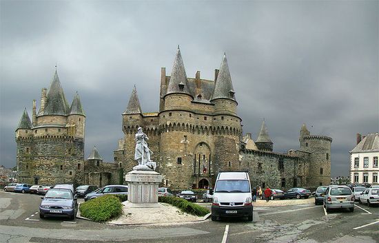 Площадь перед замком