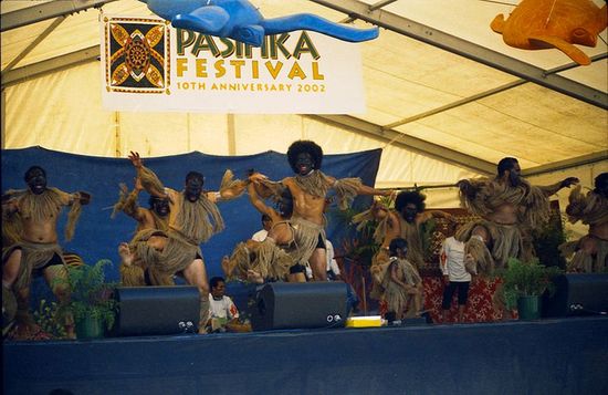 Традиционный ниуэанский танец (Фестиваль «Pasifika», 2002)