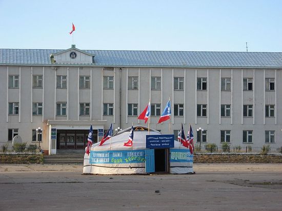 Предвыборная агитационная юрта демократической партии перед зданием администрации аймака, 2006 год