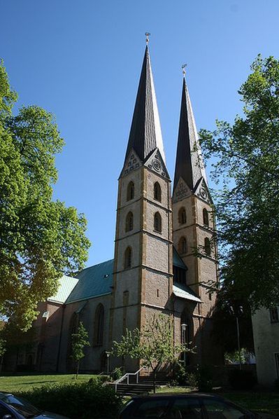 Нойштедтер Мариенкирхе (лютеранский храм в центре города), построен в XIII веке, до XVI века был католическим храмом.