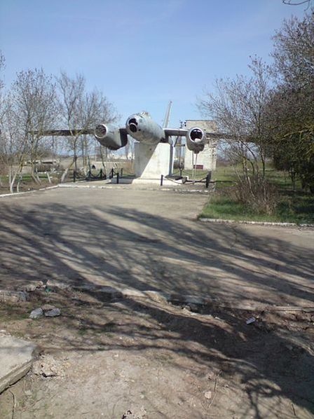 В 1985 году в честь воинов-освободителей в селе был установлен пямятный знак - самолёт бомбардировщик ИЛ-28
