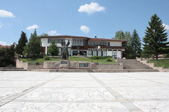Центр села Баня с памятником борцам за национальную независимость и домом культуры «Пробуда»