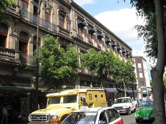 Общепринятый в 1880-1920-х годах стиль мексиканской архитектуры можно найти по всему городу