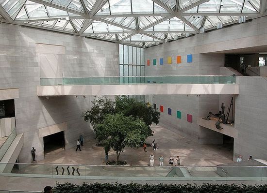В восточном здании Национальной галереи искусства расположен зал современного искусства