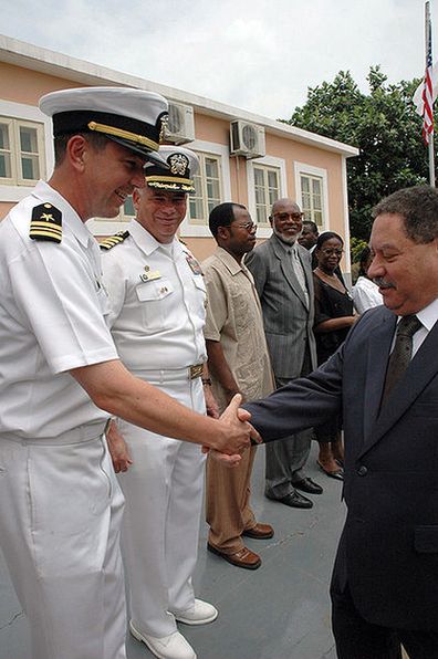 Президент Фрадике де Менезеш и офицеры ВМС США на церемонии, посвящённой завершению ремонта больницы