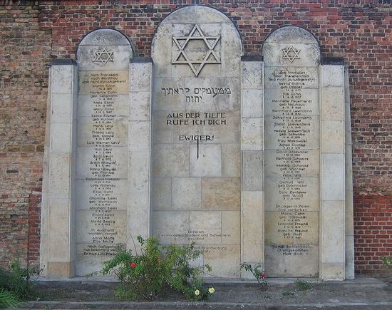 Мемориальная плита на еврейском кладбище