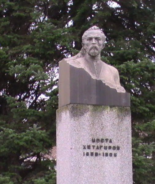 Памятник Коста Хетагурову у Дома культуры в Кырджали