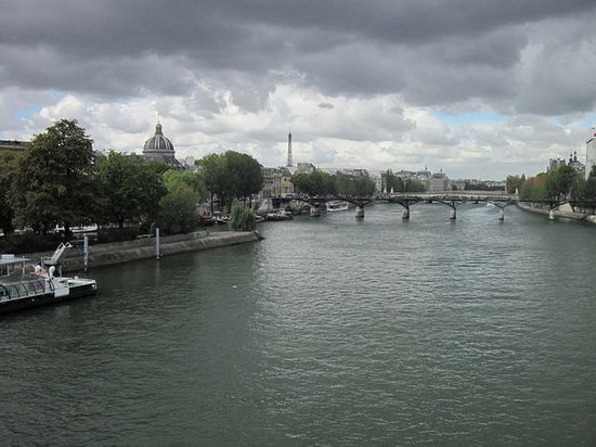 Сена - основной водный ресурс Парижа