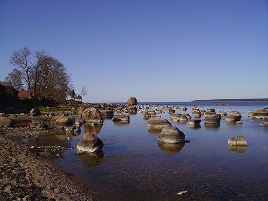 Камень Лемета на берегу в Кясму