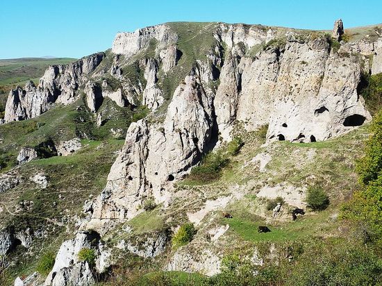 Скальные пещеры Хндзореска