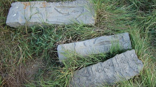 Разрушенные хачкары, согласно армянским источникам, из стен школы[цитата не приведена 419 дней]