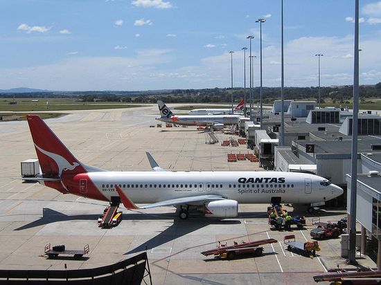 Самолёты авиакомпаний Qantas и JetStar возле пассажирского терминала Международного аэропорта Мельбурна