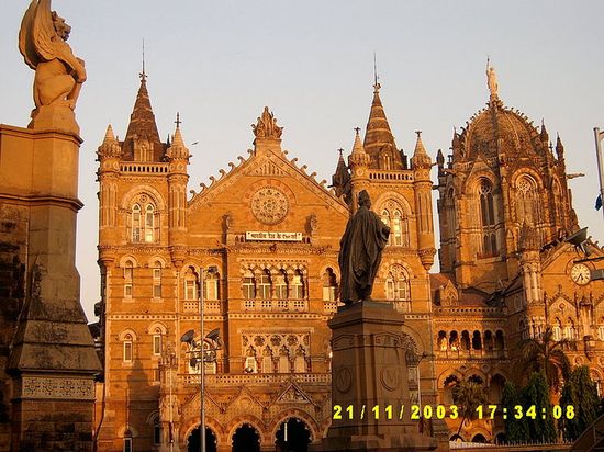 Вокзал Чхатрапати-Шиваджи — единственный в городе памятник Всемирного наследия.