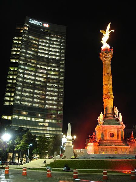 Колонна Независимости в самом центре Мехико