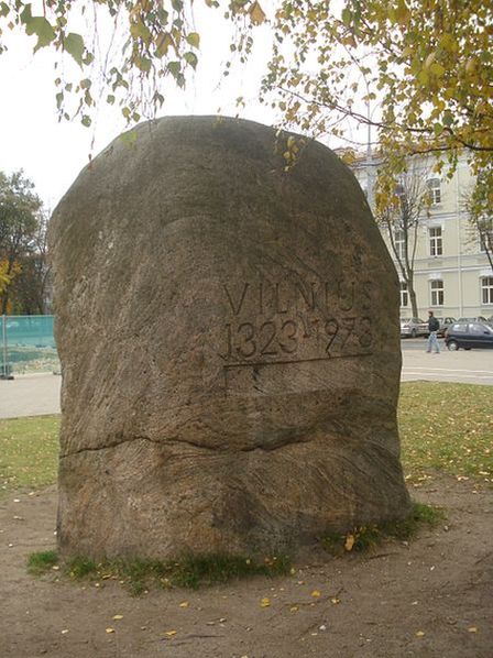 Мемориальный камень на Кафедральной площади в память об основании города