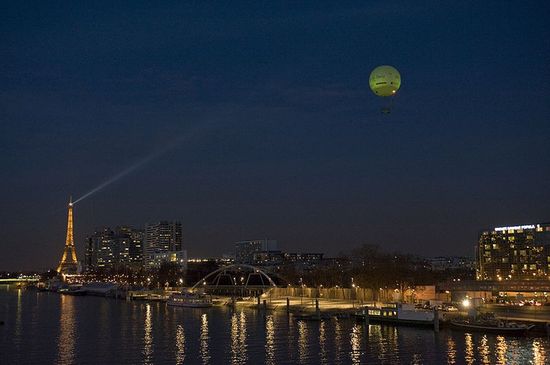 Воздушный шар над Парижем, указывающий на состояние воздуха