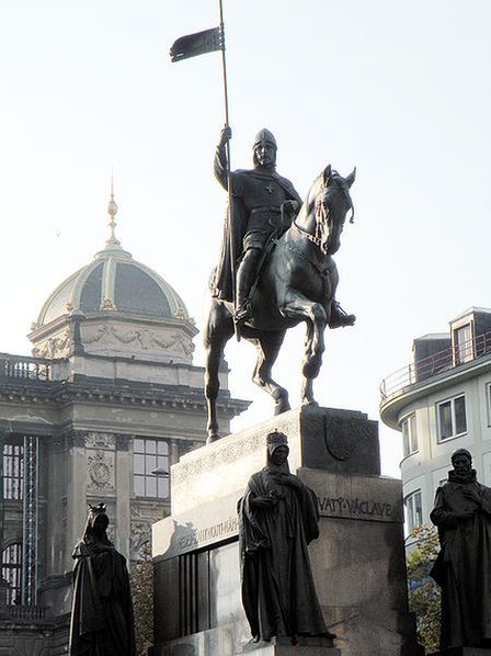 Памятник Вацлаву на одноимённой площади.   Вид на Национальный музей.