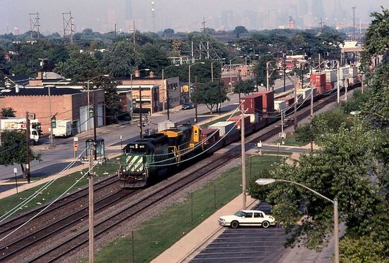 Вид на железную дорогу и товарный поезд со стороны парковки госпиталя Макнила (1999)