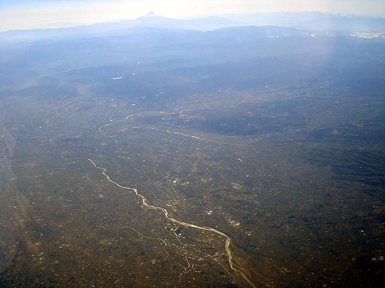 Вид города Маэбаси, реки Тонэ и горы Фудзи с высоты птичего полёта.