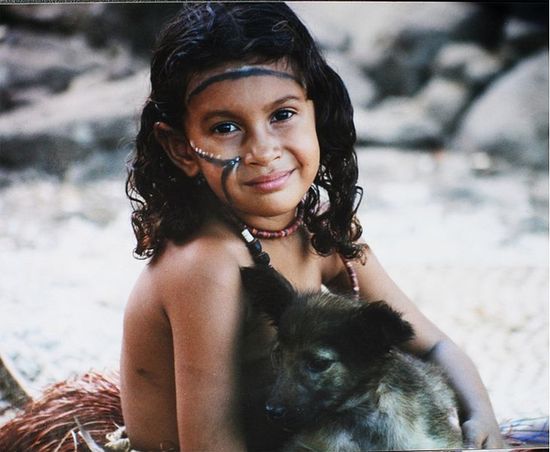 Девочка с собакой на острове Wagifa.