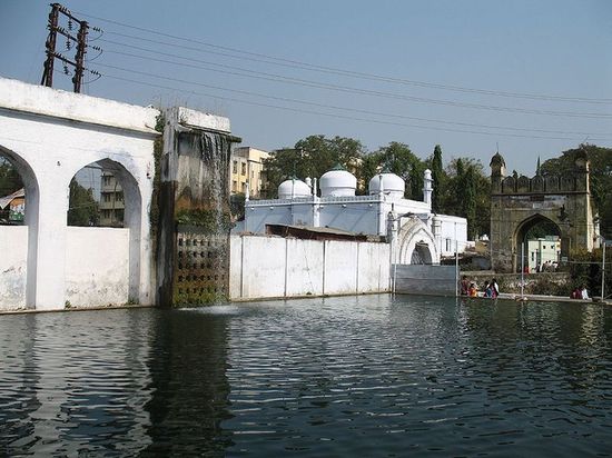Водяные мельницы Панчакки и суфийский мавзолей в Аурангабаде