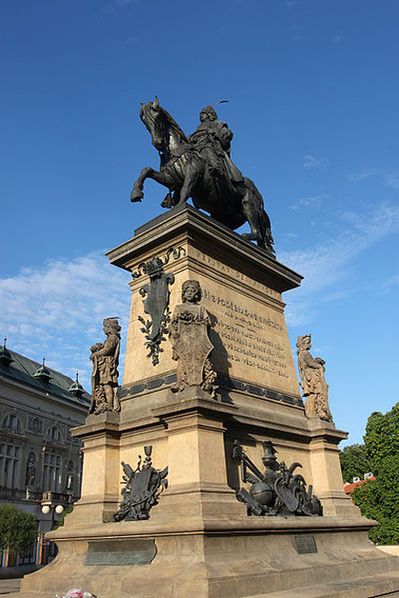 Памятник королю Йиржи из Подебрад на главной площади перед замком