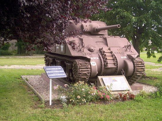 Танк Шерман. Монумент, поставленный в память о битве при Арракуре.