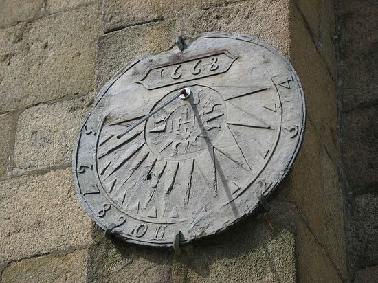 Солнечные часы на стене церкви