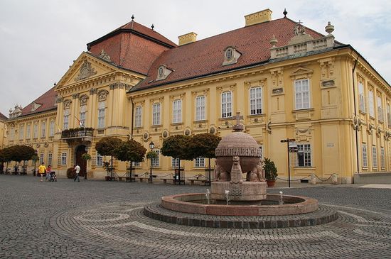 Памятник «Держава» и Епископский дворец