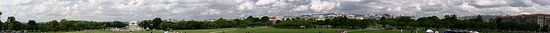 Панорамный снимок центра города от монумента Вашингтона. Панорама охватывает направления от юго-запада до северо-востока. Можно увидеть мемориал Линкольна и Белый дом