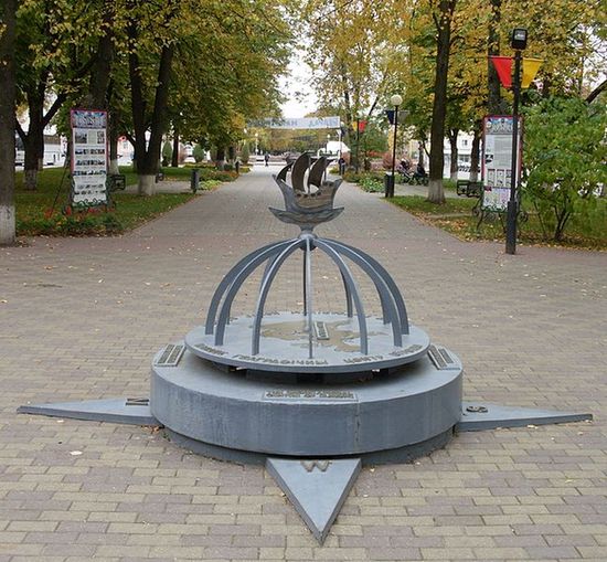 Монументальный знак «Полоцк — географический центр Европы» (2008, архитектор И. Боровик, скульптор А. Прохоров)