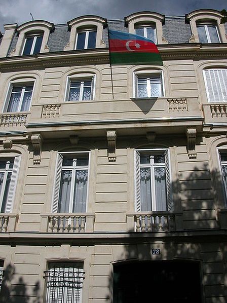 Флаг Азербайджана на здании посольства в Париже (Франция)