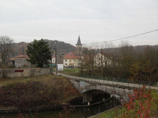 Вид на Ле-Сен-Реми и мост через канал Марна — Рейн.