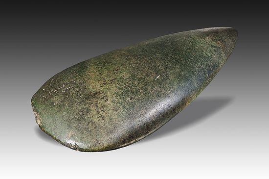 Топорик периода неолита из Ньора — Музей естествознания в Тулузе