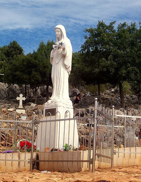 Скульптурное изображение Девы Марии на месте её явлений