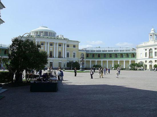 Павловский дворец. В центре   памятник императору Павлу I. 2006