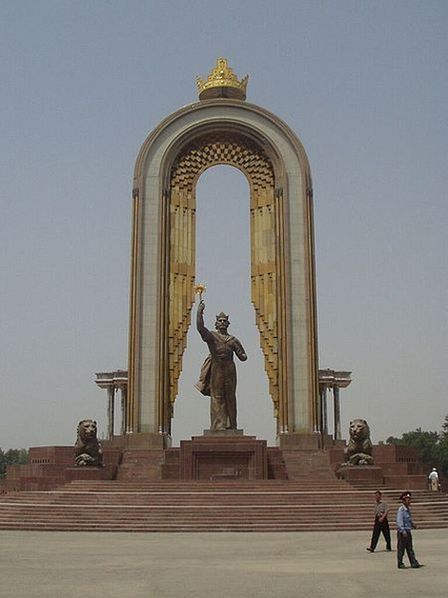 Арка и памятник Исмаилу Самани. Монумент установлен в 1999 году в честь празднования 1100-летия государства Саманидов